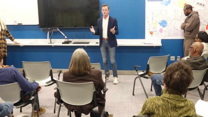 Gould Speaks to Ward 10 Residents